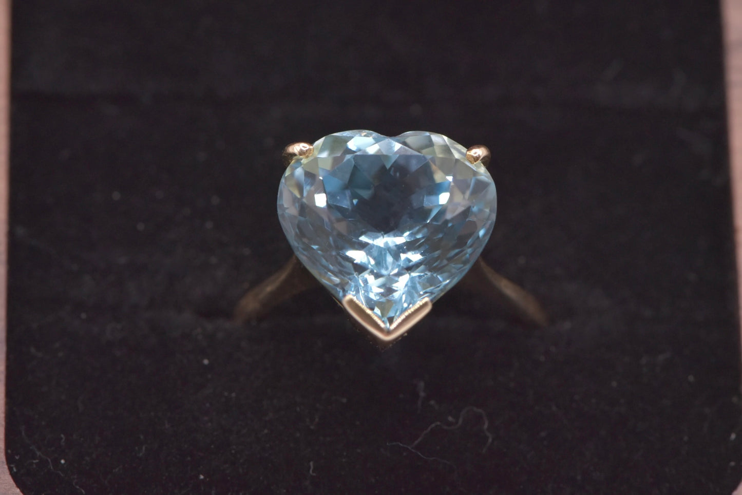 Rose - 13ct yellow gold blue heart cocktail ring