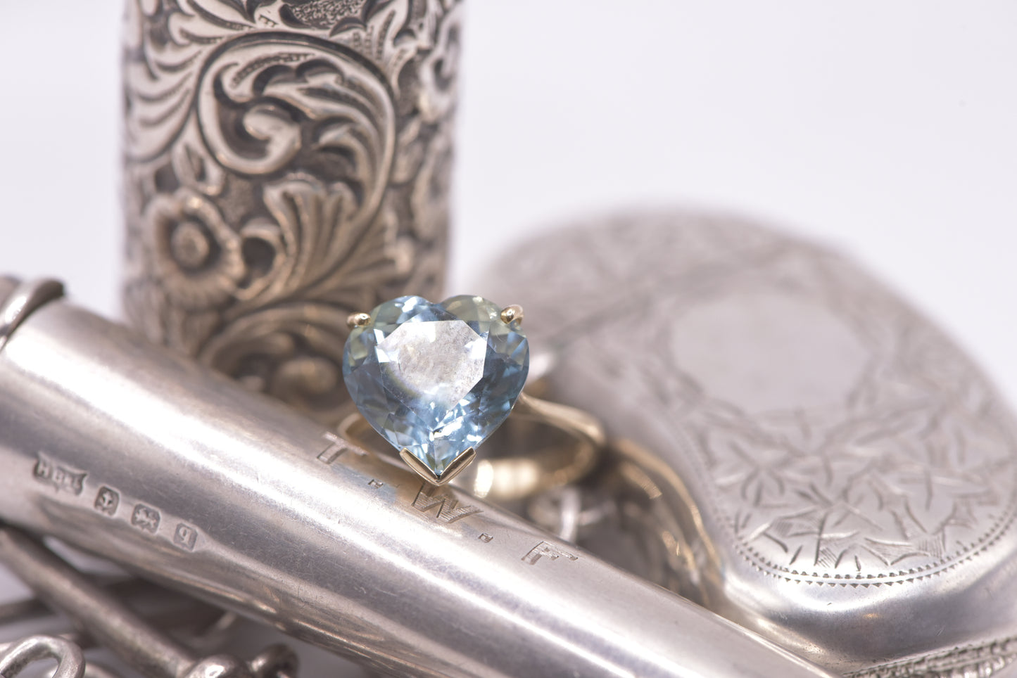 Rose - 13ct yellow gold blue heart cocktail ring