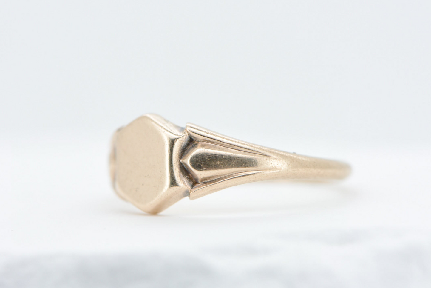 Sigourney - APEX signet ring - 9ct yellow gold size M.5
