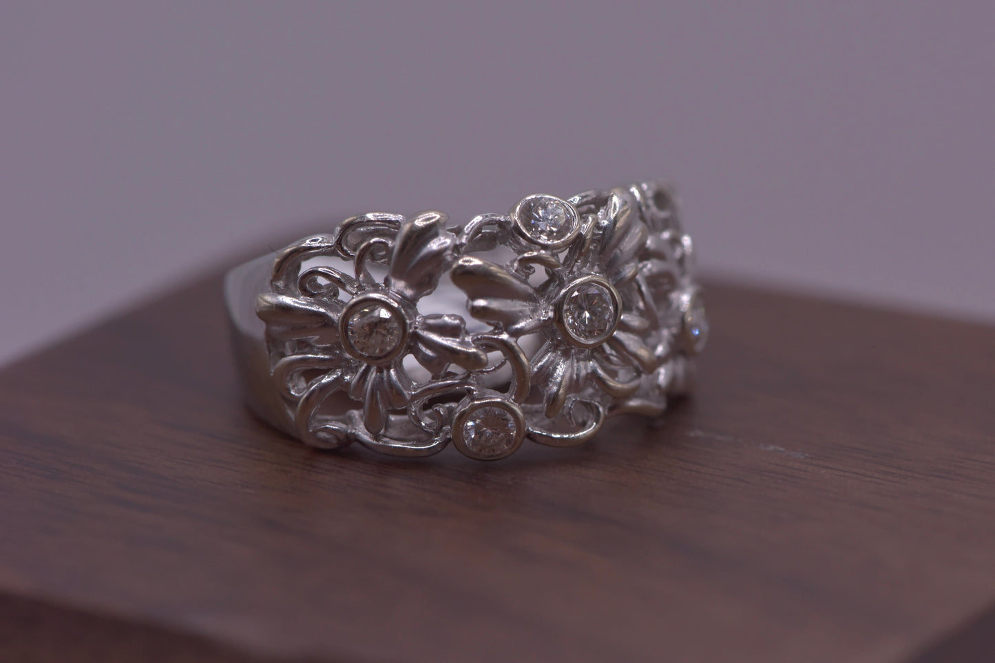 Flora - 18ct white gold and diamonds Ring