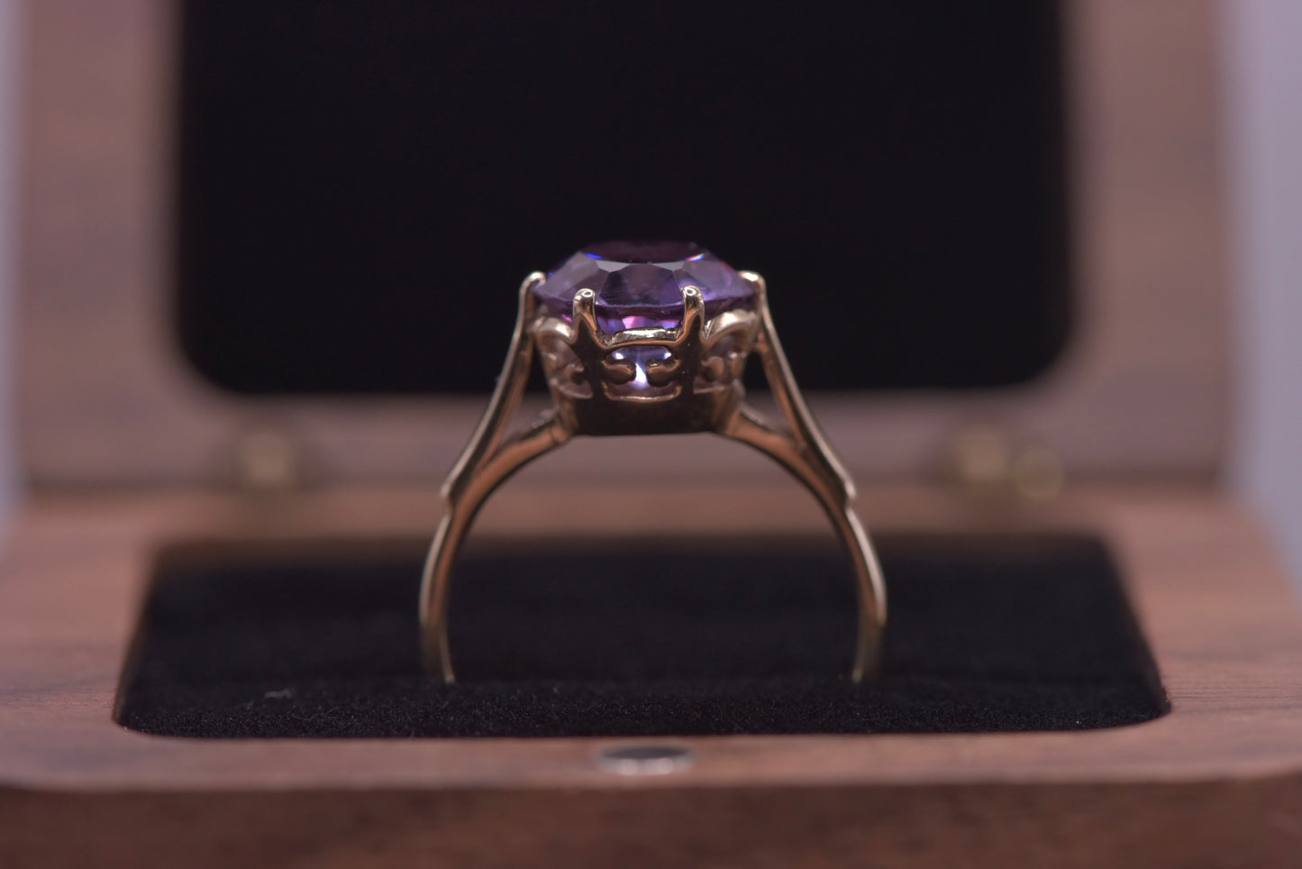 Sabrina ring - 14ct yellow gold ring with colour change sapphire