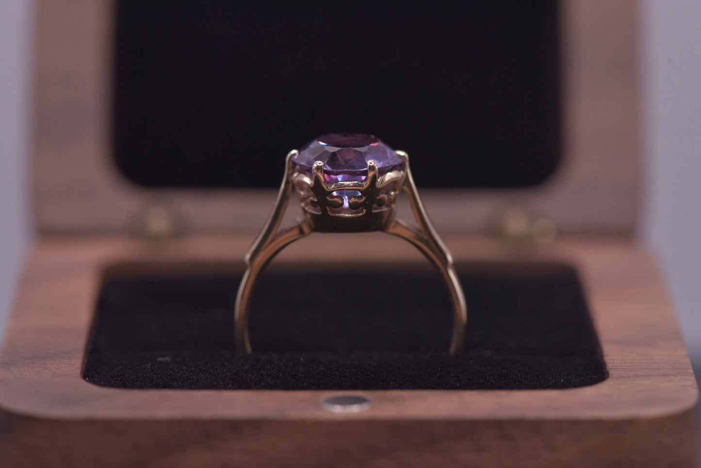 Sabrina ring - 14ct yellow gold ring with colour change sapphire