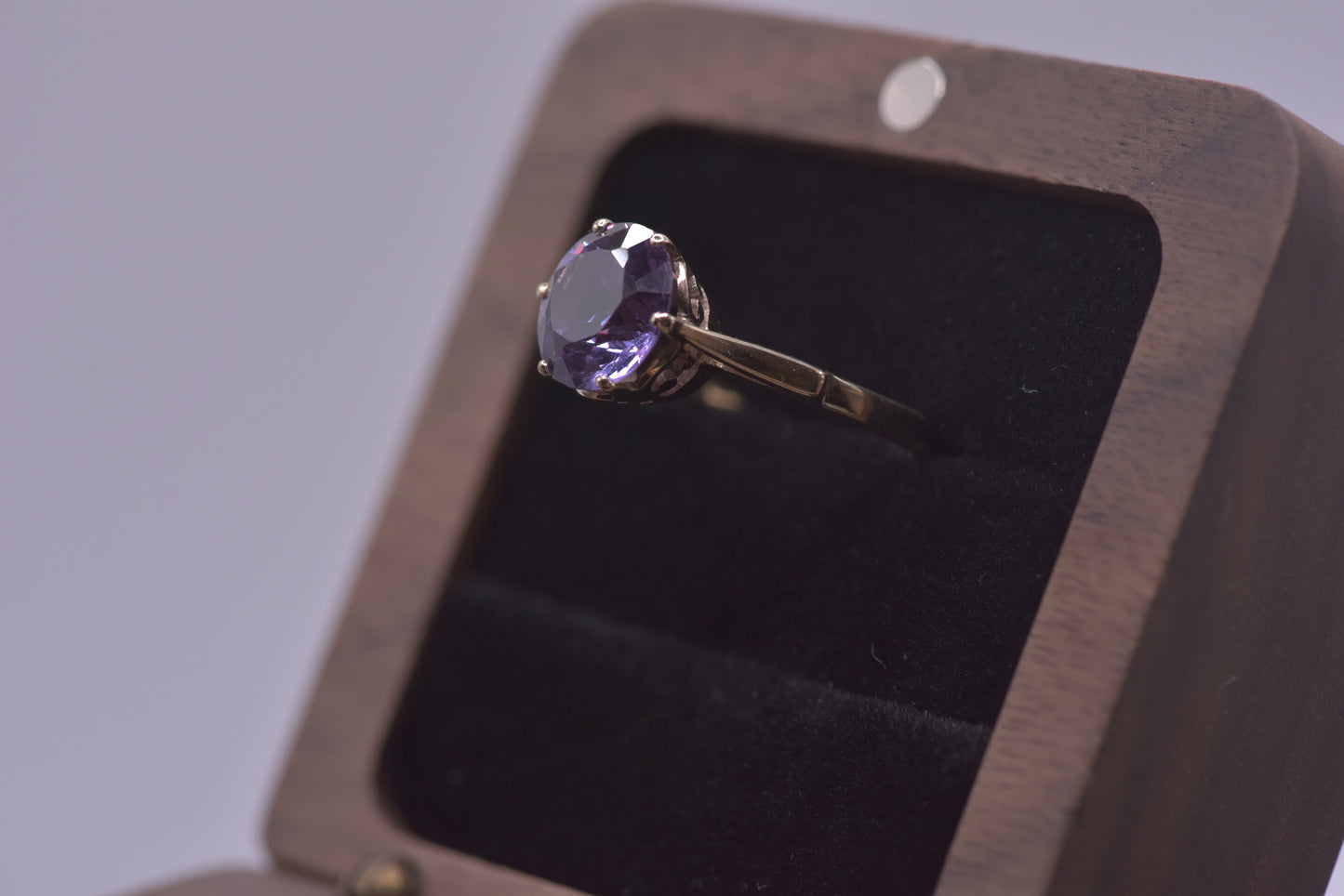 Sabrina ring - 14ct yellow gold ring with colour change sapphire