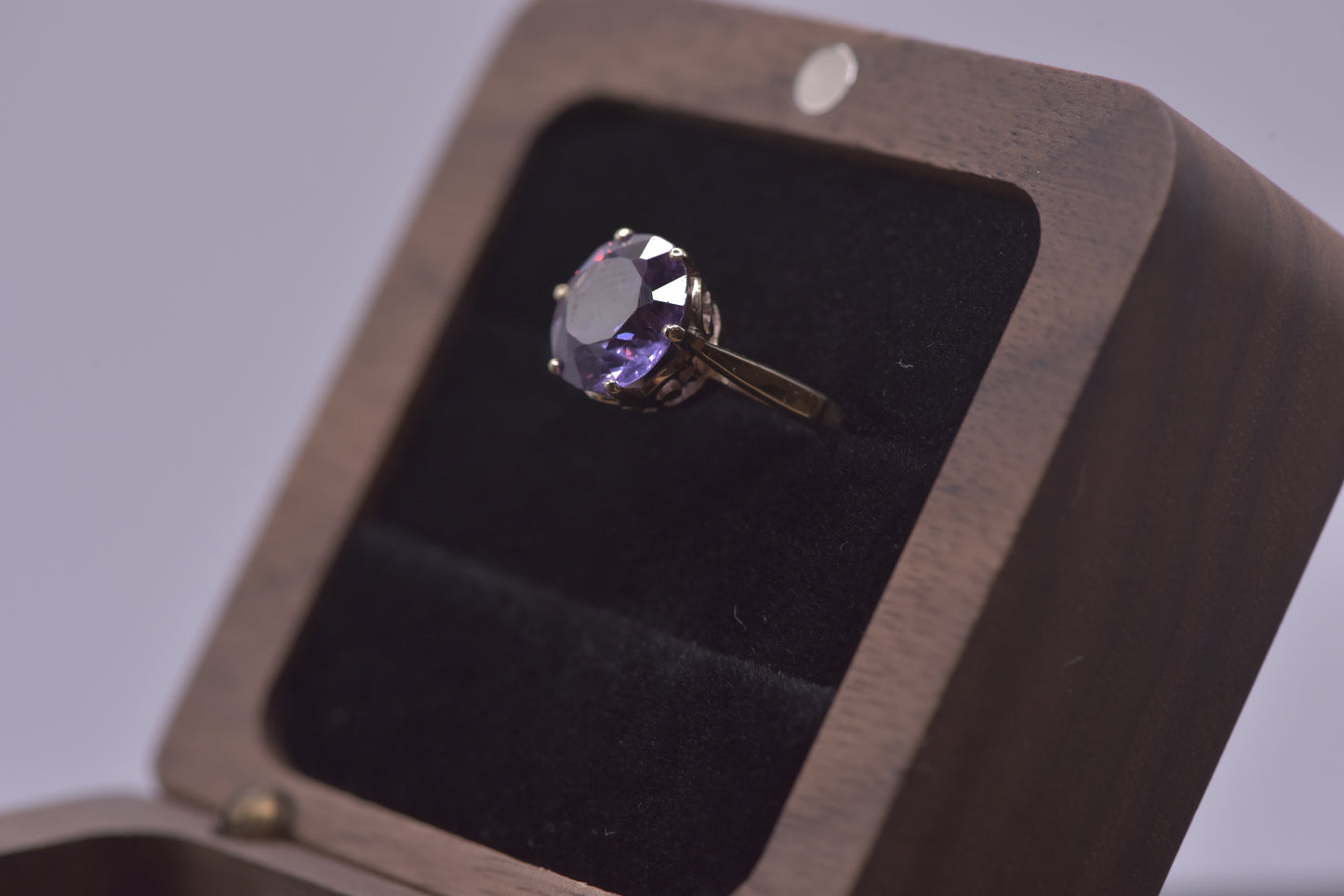 Sabrina ring - 14ct yellow gold ring with colour change sapphire