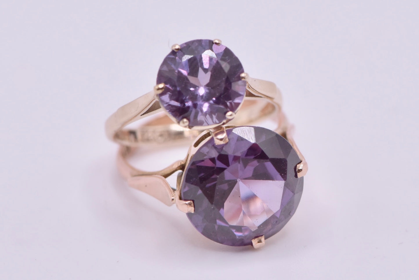 Sabrina ring - 14ct yellow gold ring with colour change sapphire