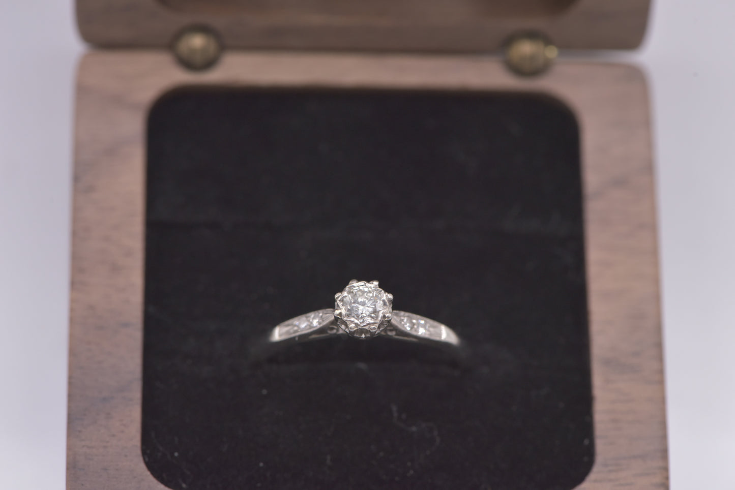 Liza - 1930's white gold diamond solitaire - 18ct ring