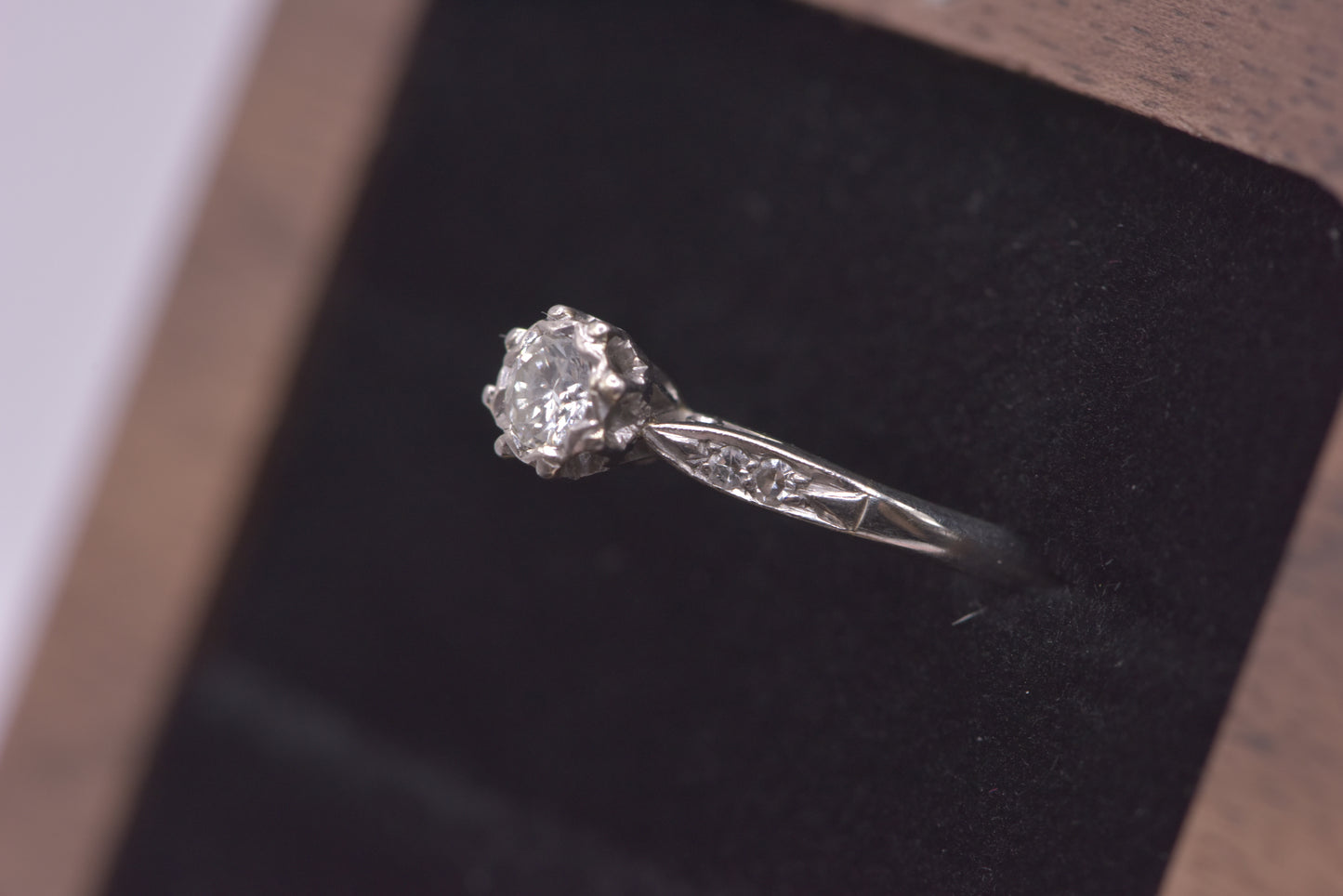 Liza - 1930's white gold diamond solitaire - 18ct ring