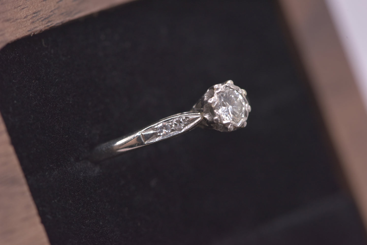 Liza - 1930's white gold diamond solitaire - 18ct ring