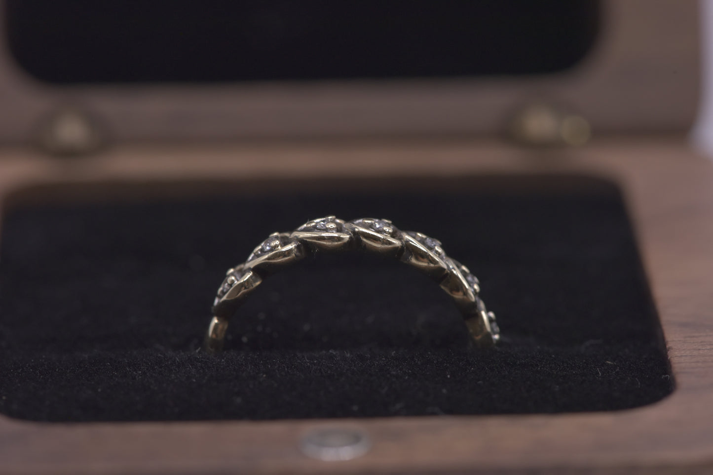 Siri - 9ct yellow gold and diamond ring