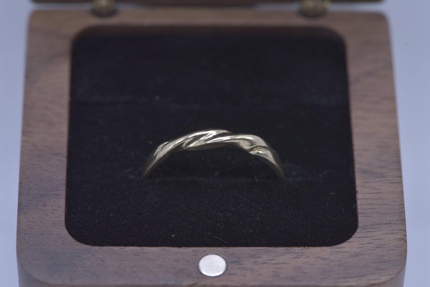 Nele - 9ct gold twíst gold band ring