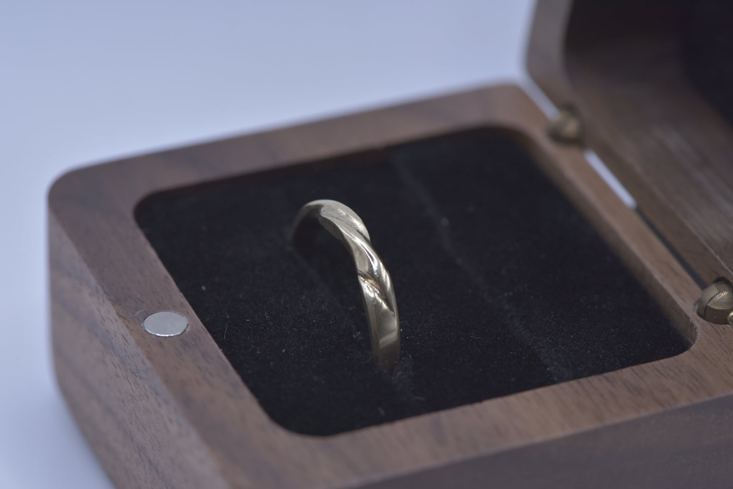 Nele - 9ct gold twíst gold band ring