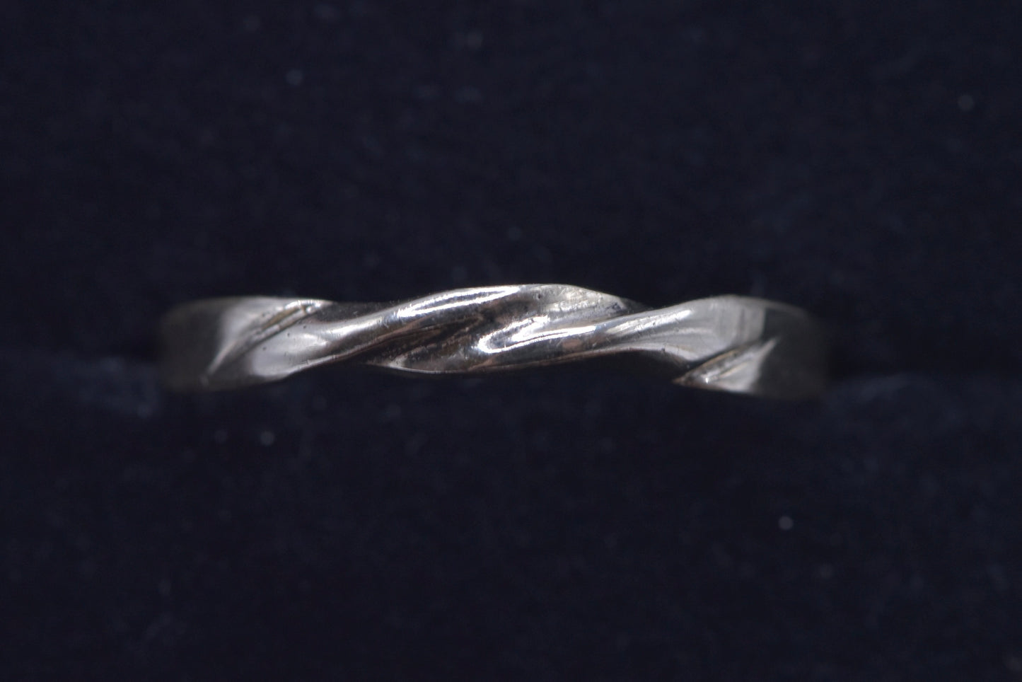 Nele - 9ct gold twíst gold band ring