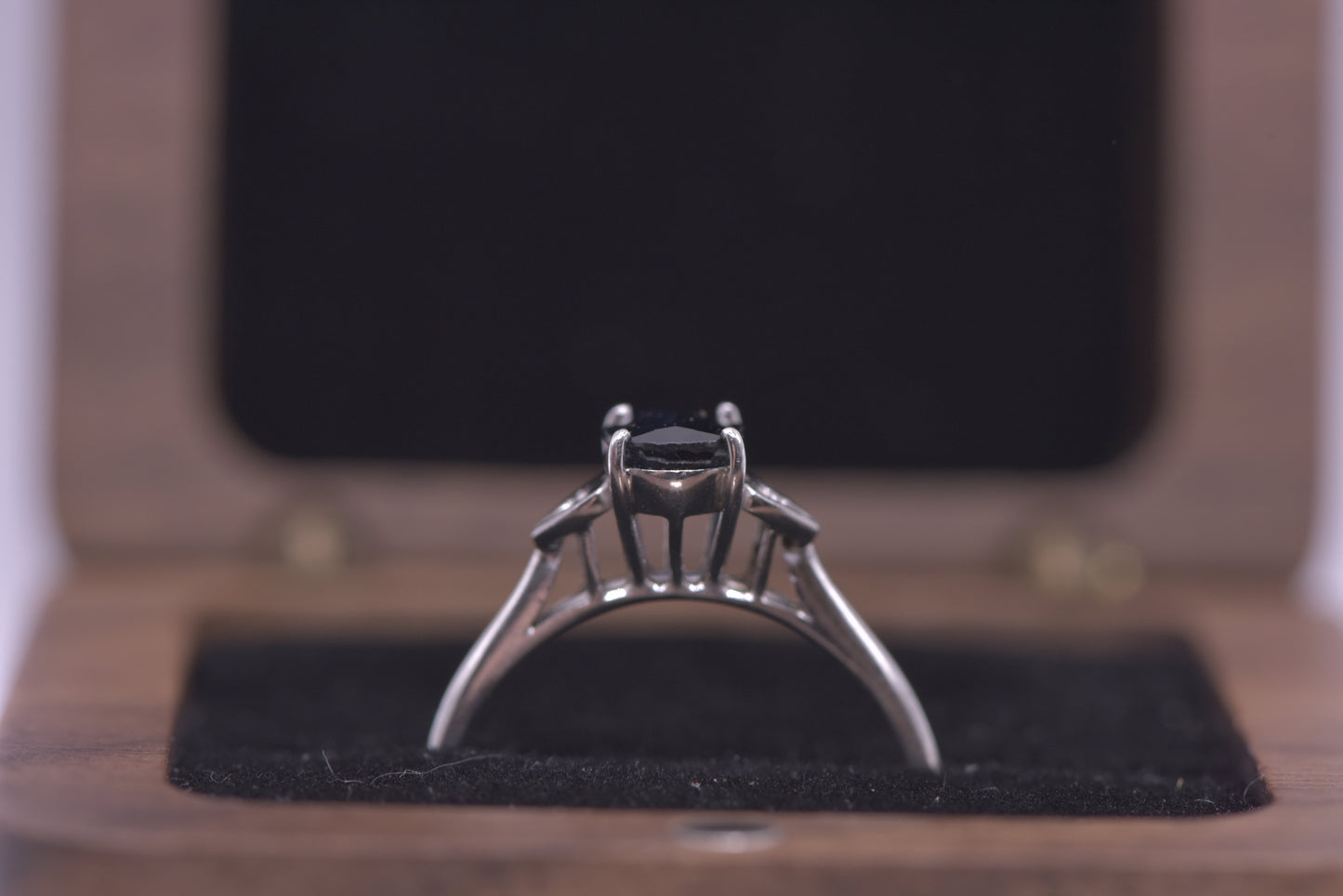 Amore - 9ct white gold Sapphire ring