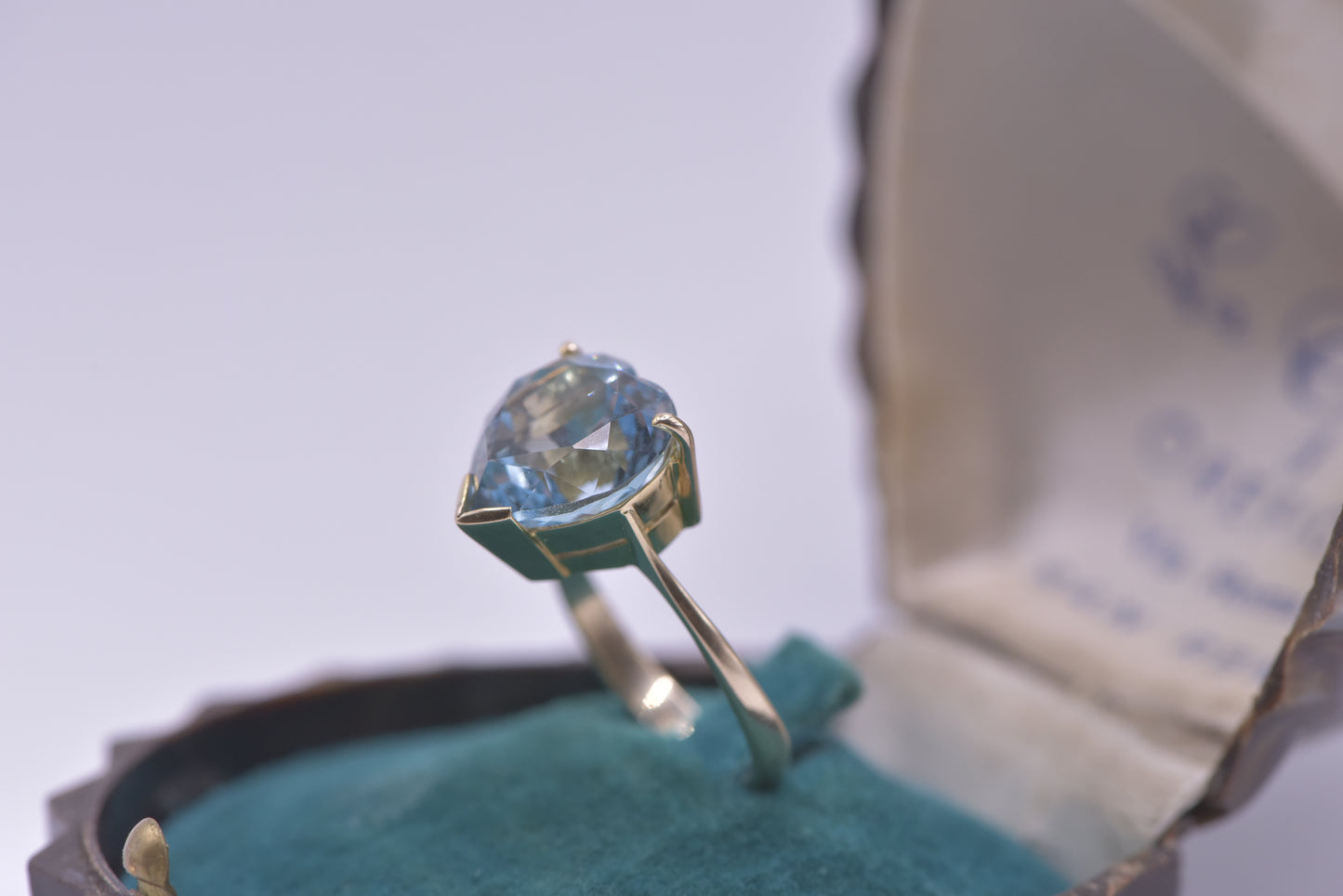 Rose - 13ct yellow gold blue heart cocktail ring