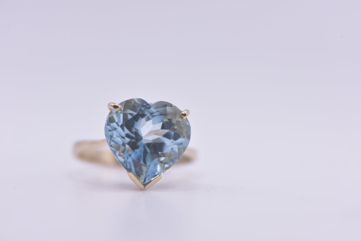 Rose - 13ct yellow gold blue heart cocktail ring