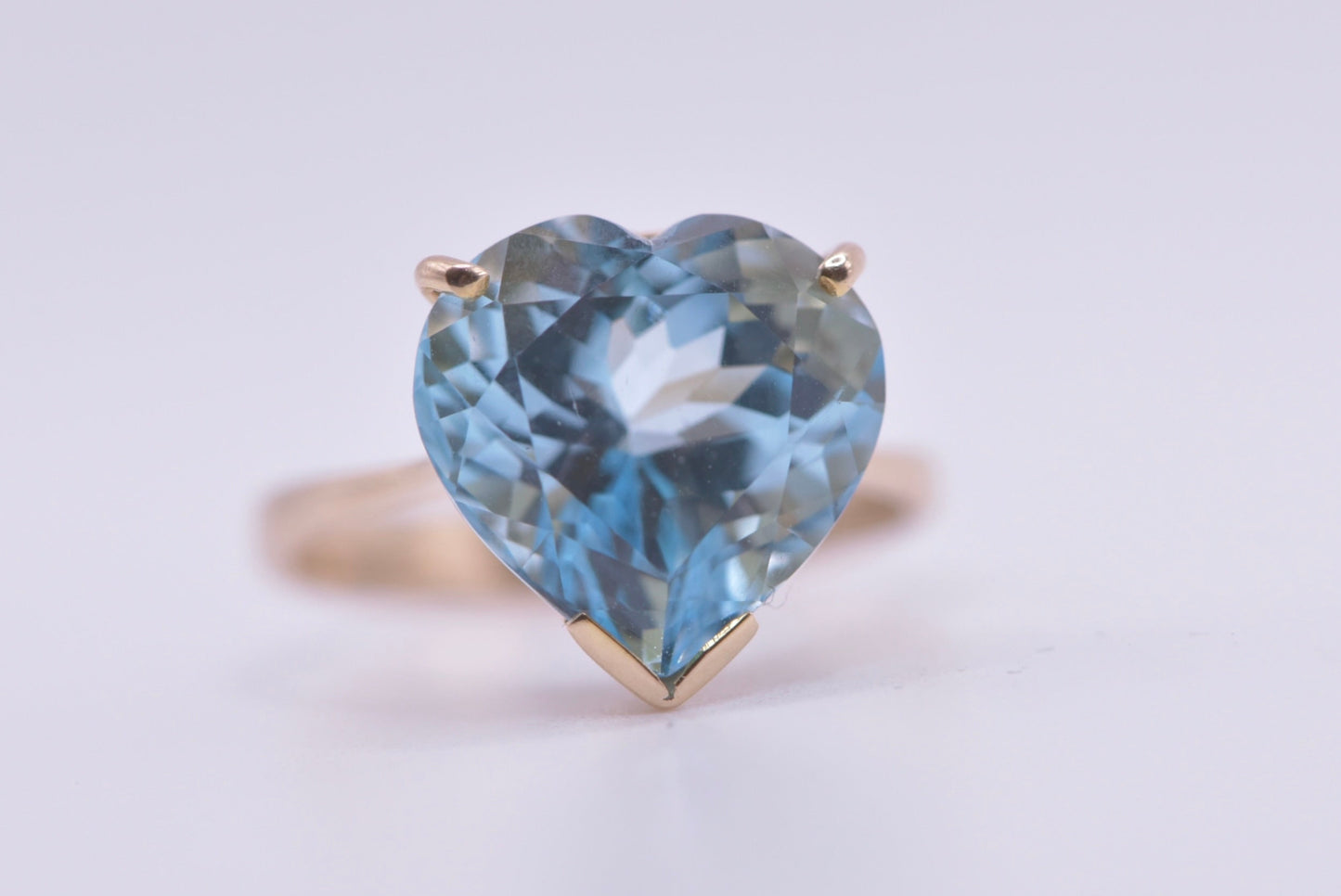 Rose - 13ct yellow gold blue heart cocktail ring