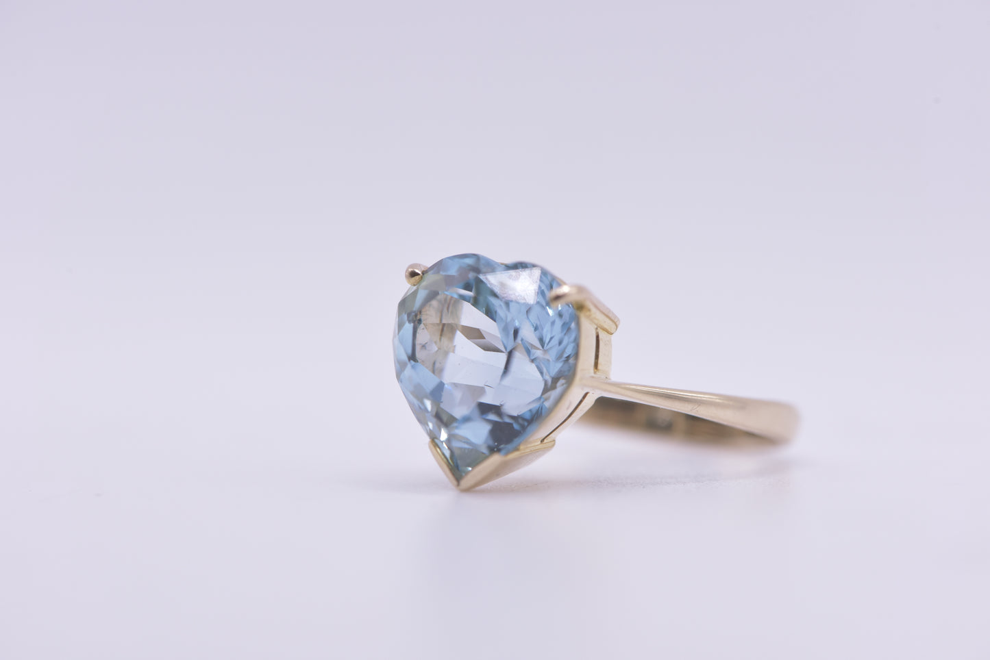 Rose - 13ct yellow gold blue heart cocktail ring