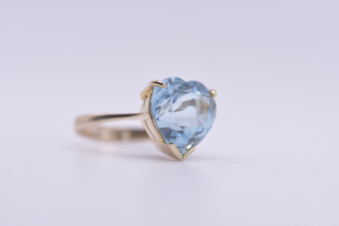Rose - 13ct yellow gold blue heart cocktail ring
