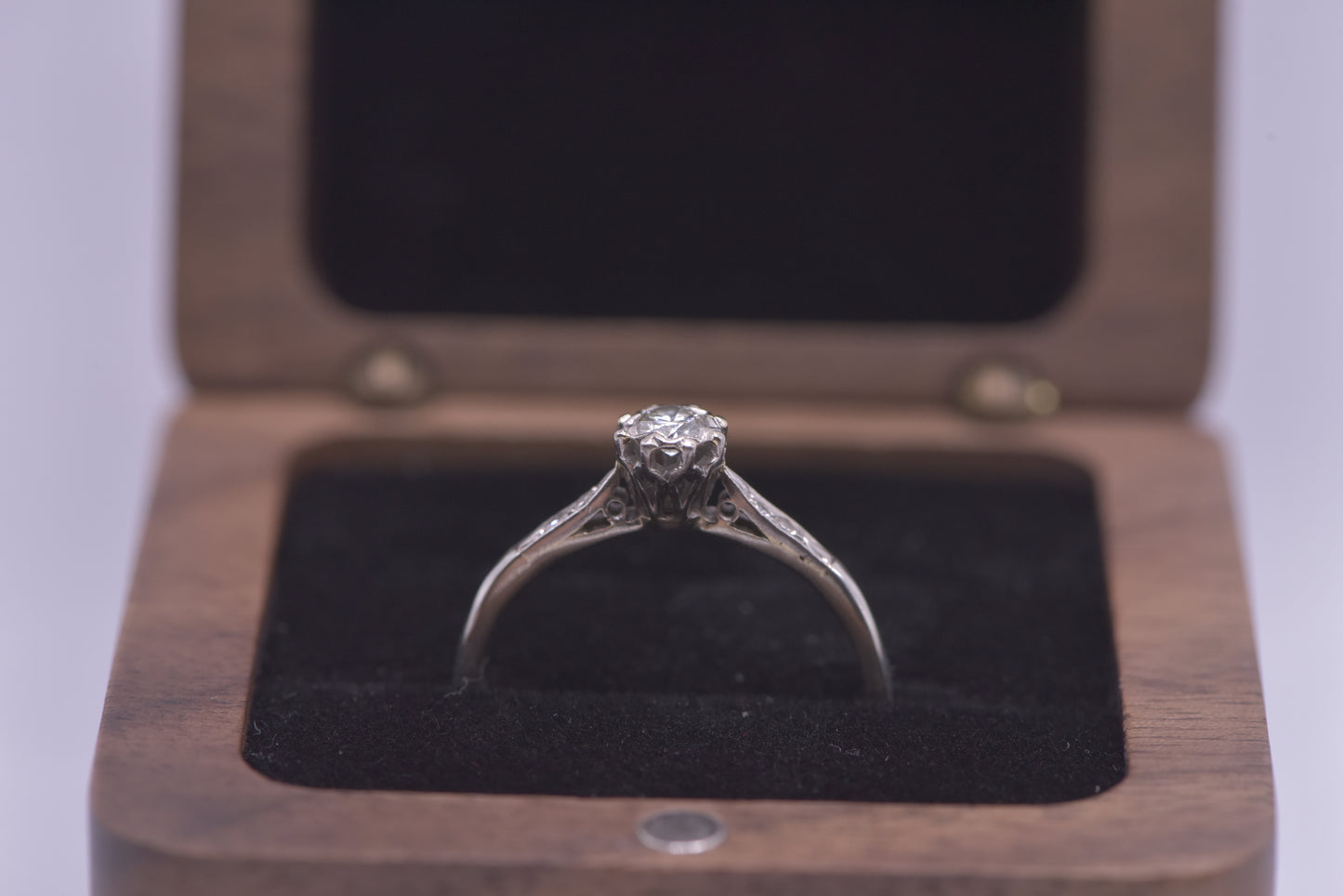 Liza - 1930's white gold diamond solitaire - 18ct ring