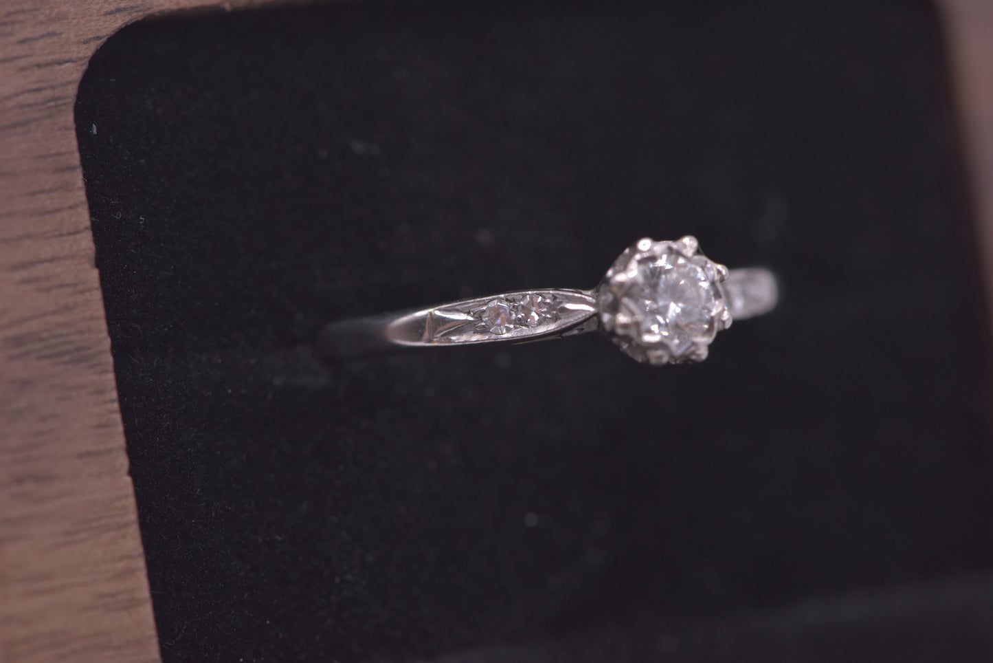 Liza - 1930's white gold diamond solitaire - 18ct ring