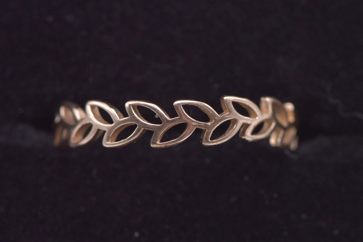 Laurel - fine 9ct wreath ring
