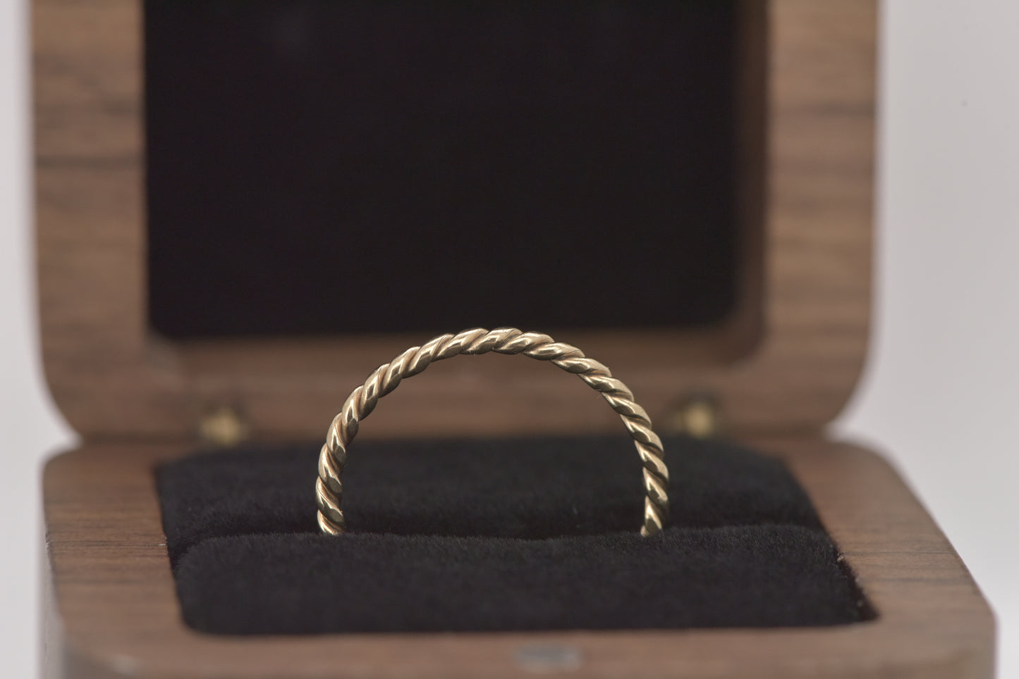 Geraldine - 9ct twist ring