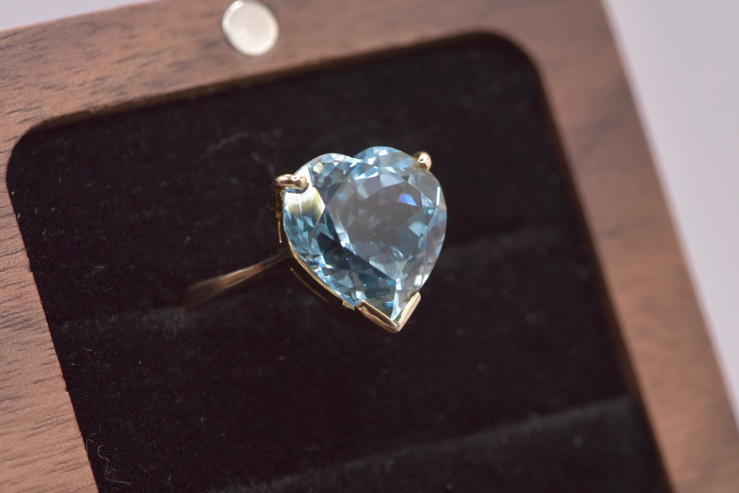 Rose - 13ct yellow gold blue heart cocktail ring