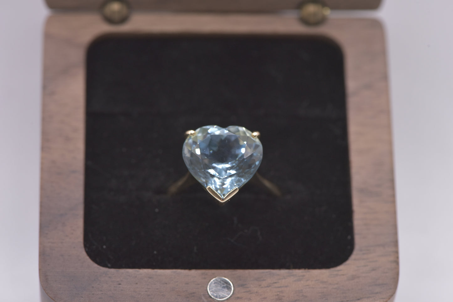 Rose - 13ct yellow gold blue heart cocktail ring