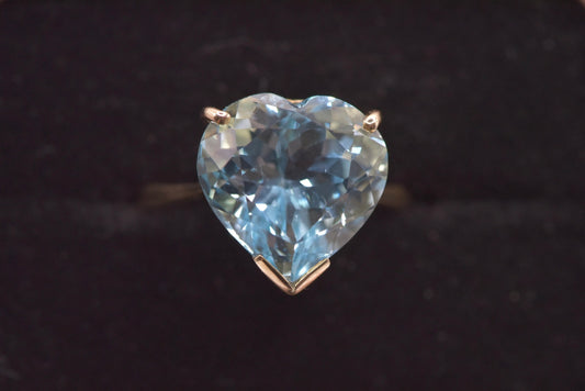 Rose - 13ct yellow gold blue heart cocktail ring