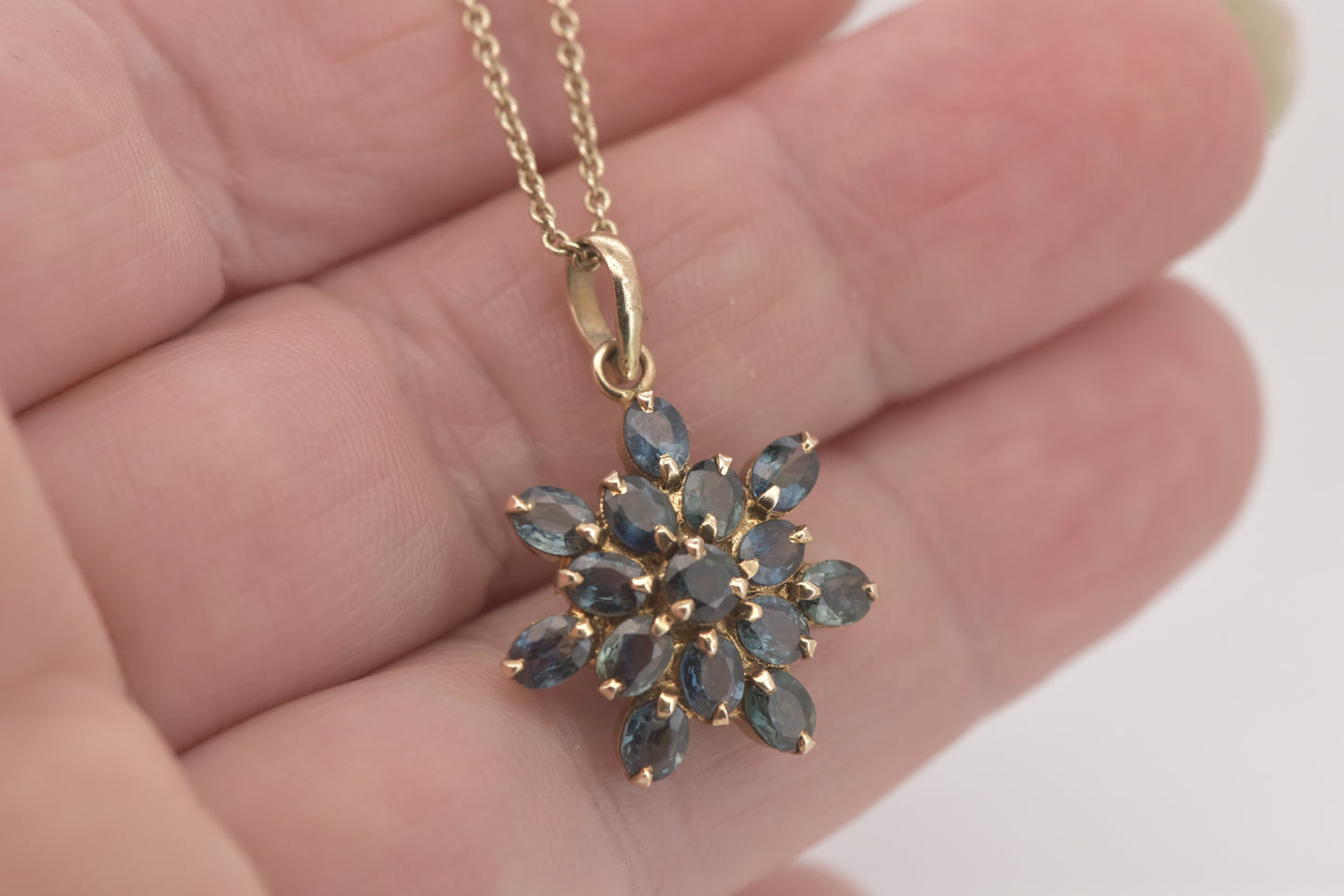 Sapphire star cluster in 12ct yellow gold pendant