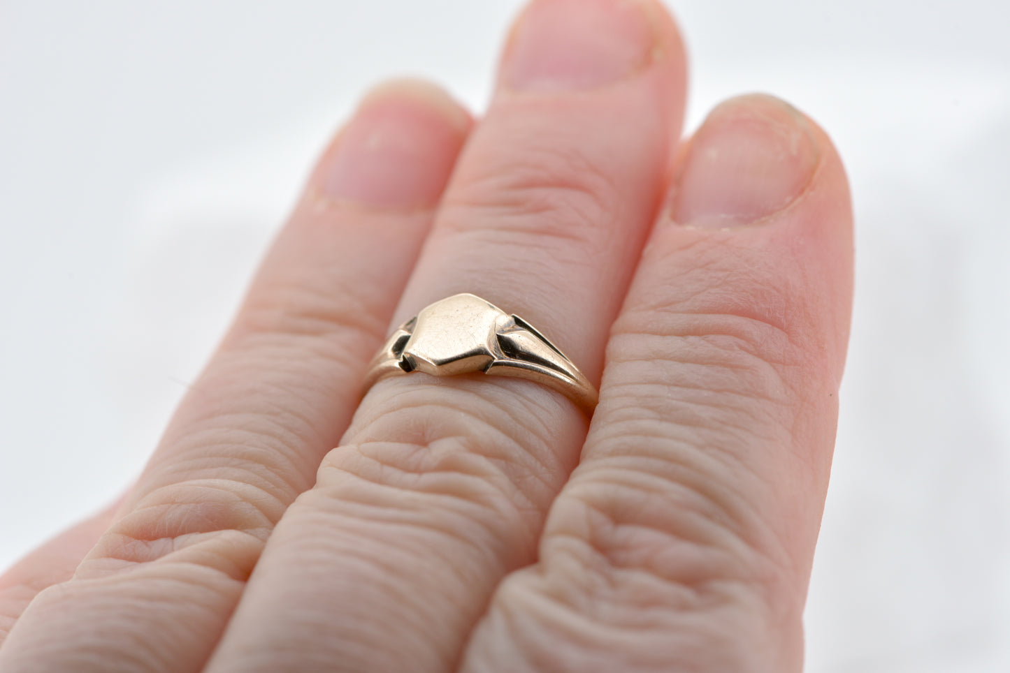 Sigourney - APEX signet ring - 9ct yellow gold size M.5