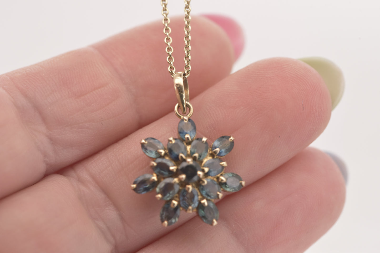 Sapphire star cluster in 12ct yellow gold pendant
