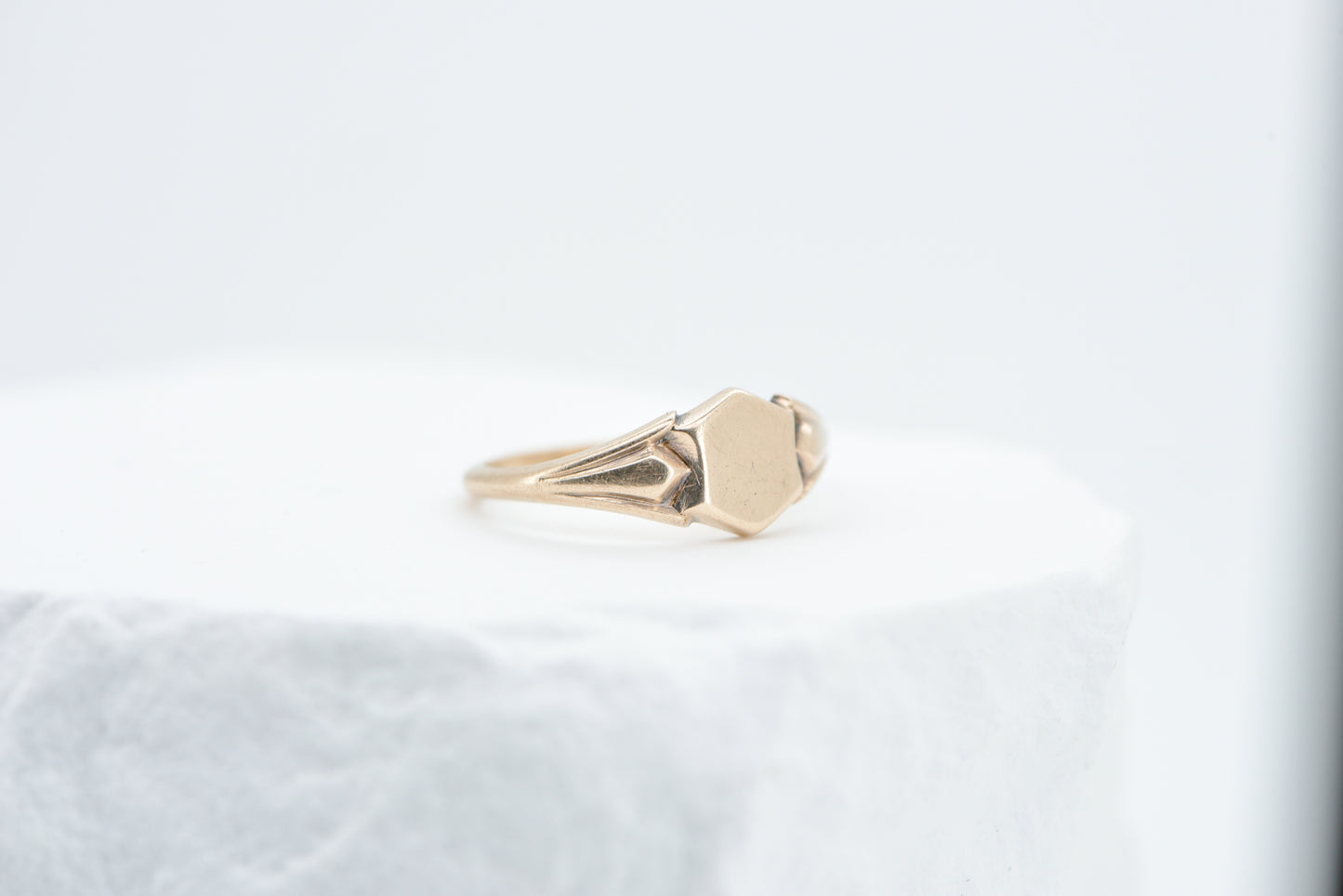 Sigourney - APEX signet ring - 9ct yellow gold size M.5