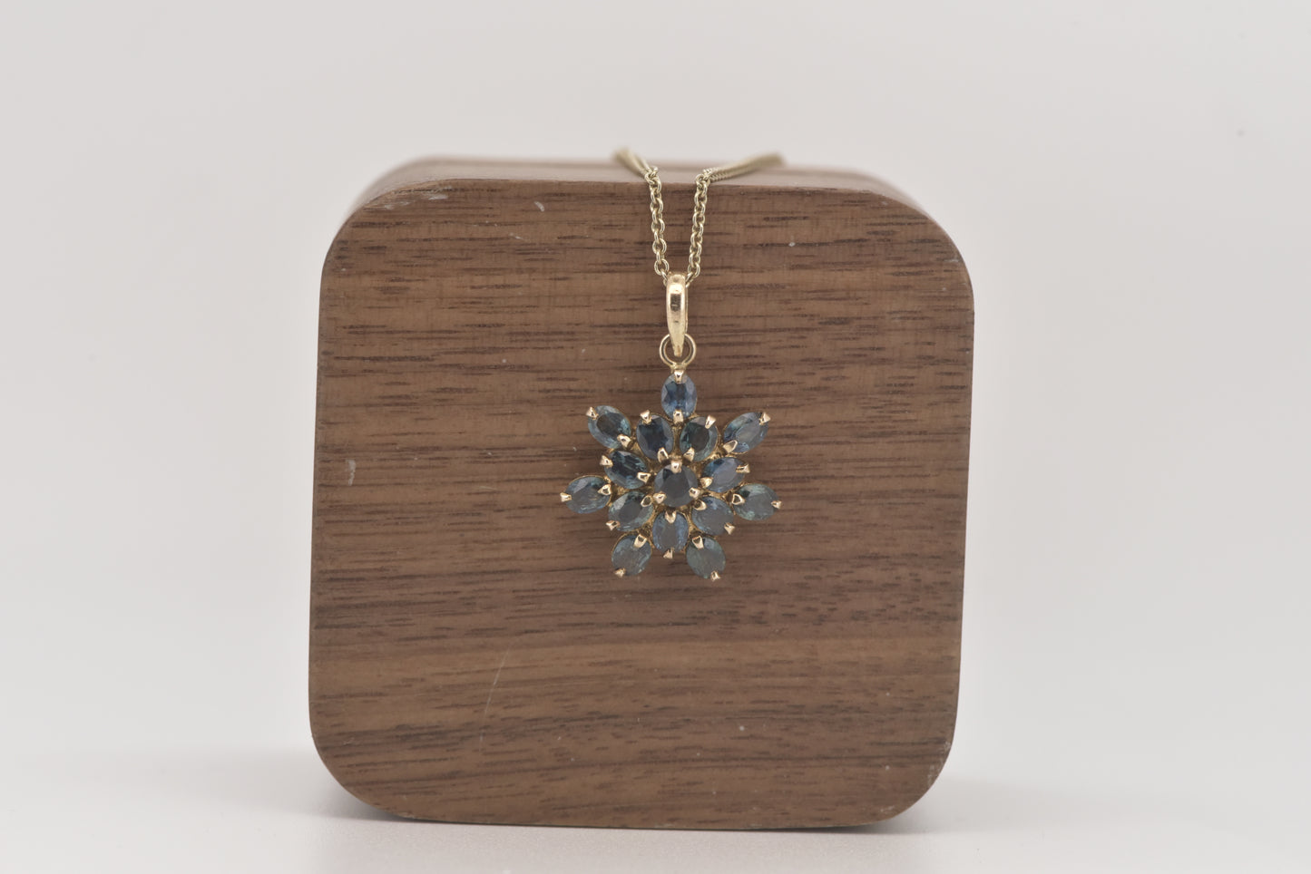 Sapphire star cluster in 12ct yellow gold pendant