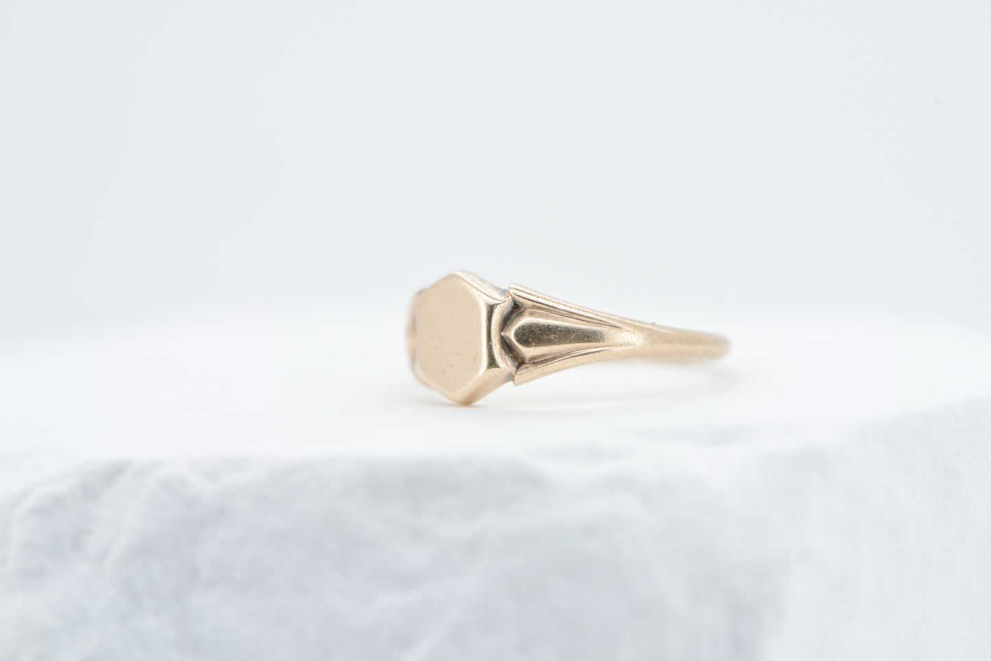 Sigourney - APEX signet ring - 9ct yellow gold size M.5