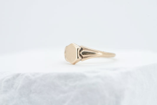 Sigourney - APEX signet ring - 9ct yellow gold size M.5