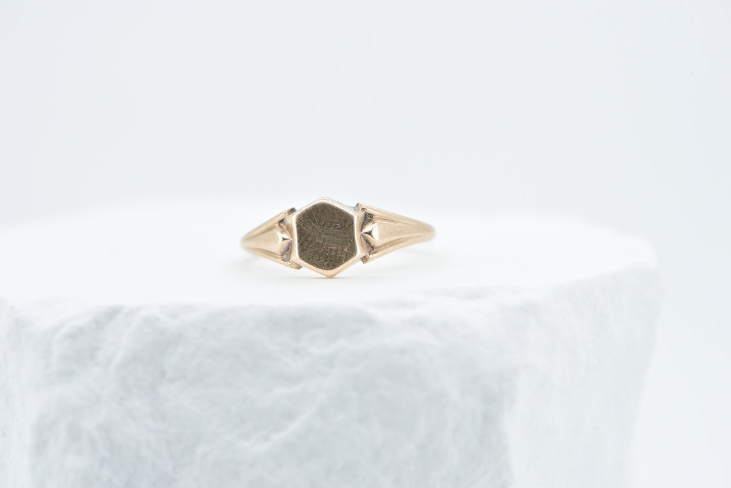 Sigourney - APEX signet ring - 9ct yellow gold size M.5