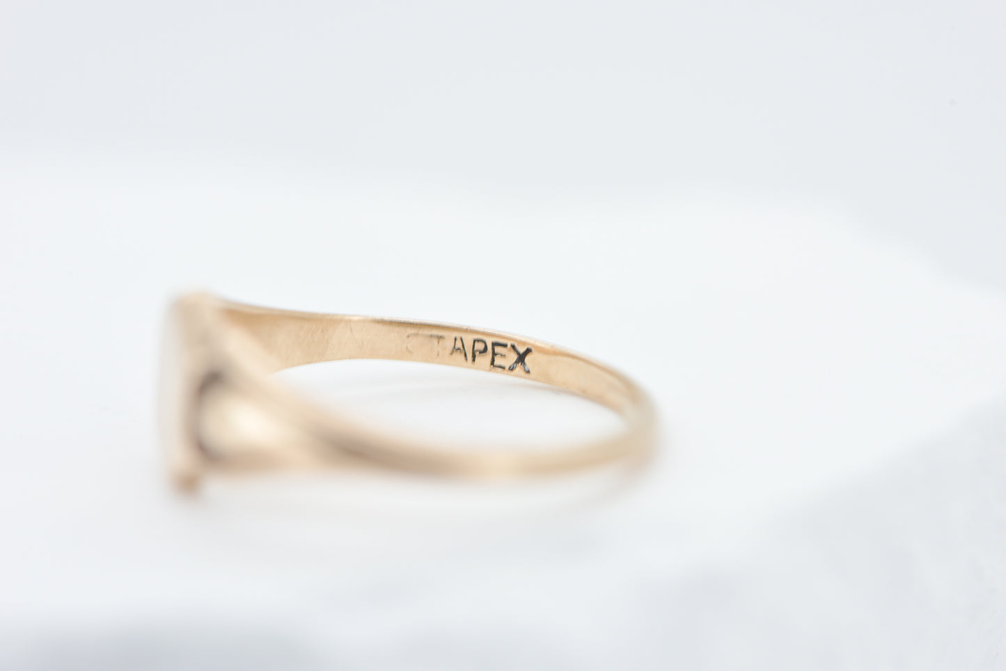 Sigourney - APEX signet ring - 9ct yellow gold size M.5