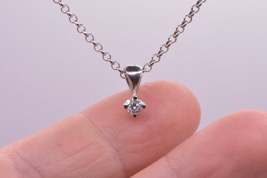 White gold diamond pendant