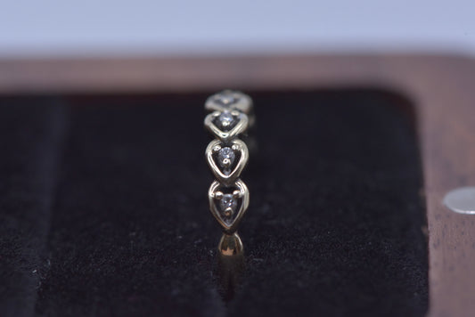 Siri - 9ct yellow gold and diamond ring