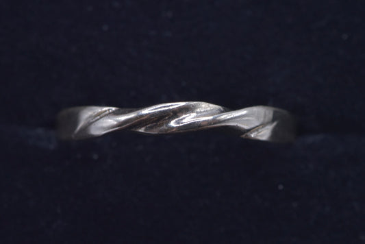 Nele - 9ct gold twíst gold band ring
