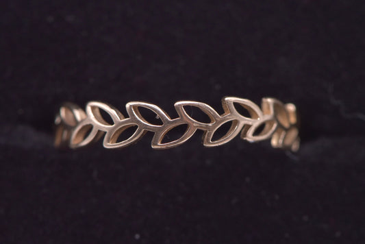 Laurel - fine 9ct wreath ring