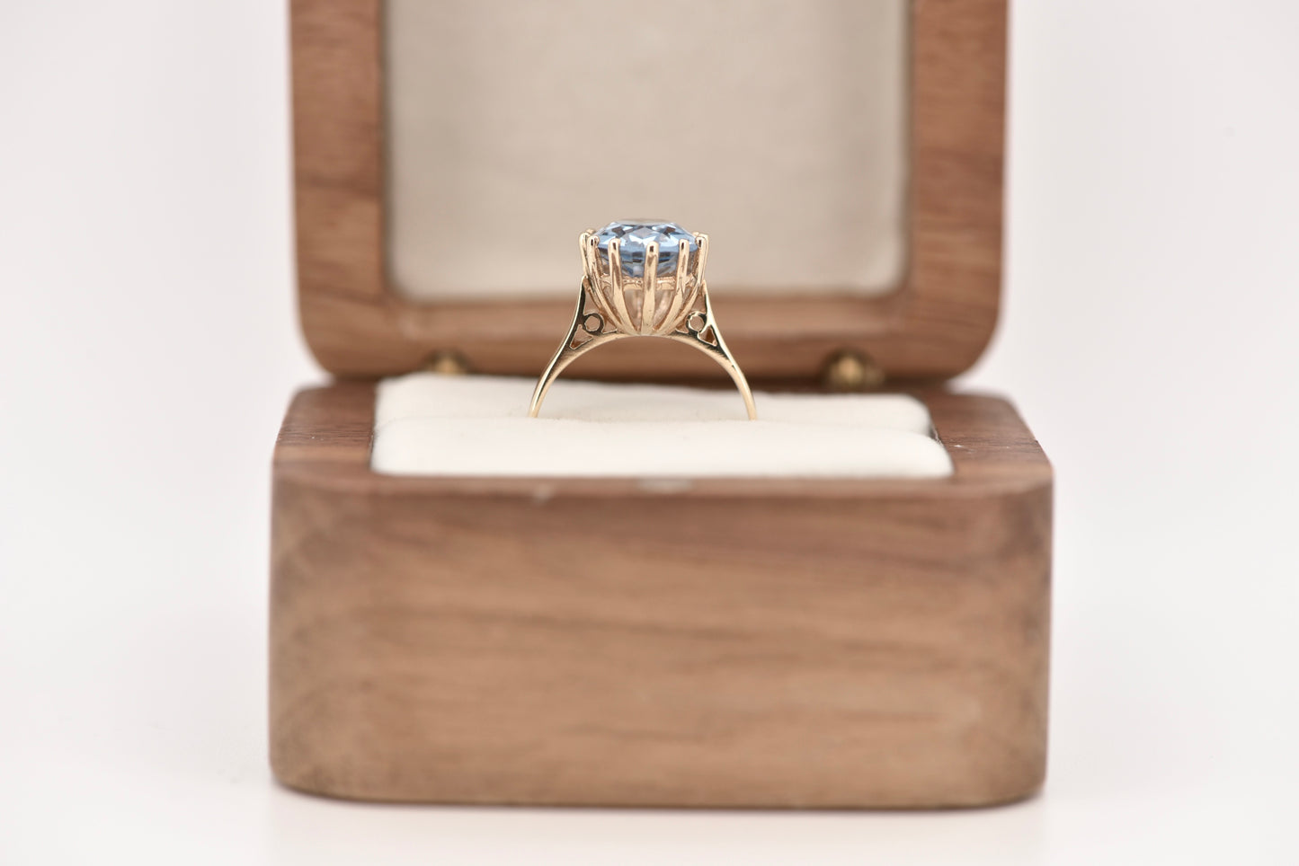 9ct yellow gold ring with blue stone