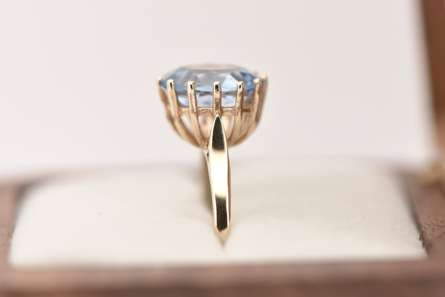 9ct yellow gold ring with blue stone