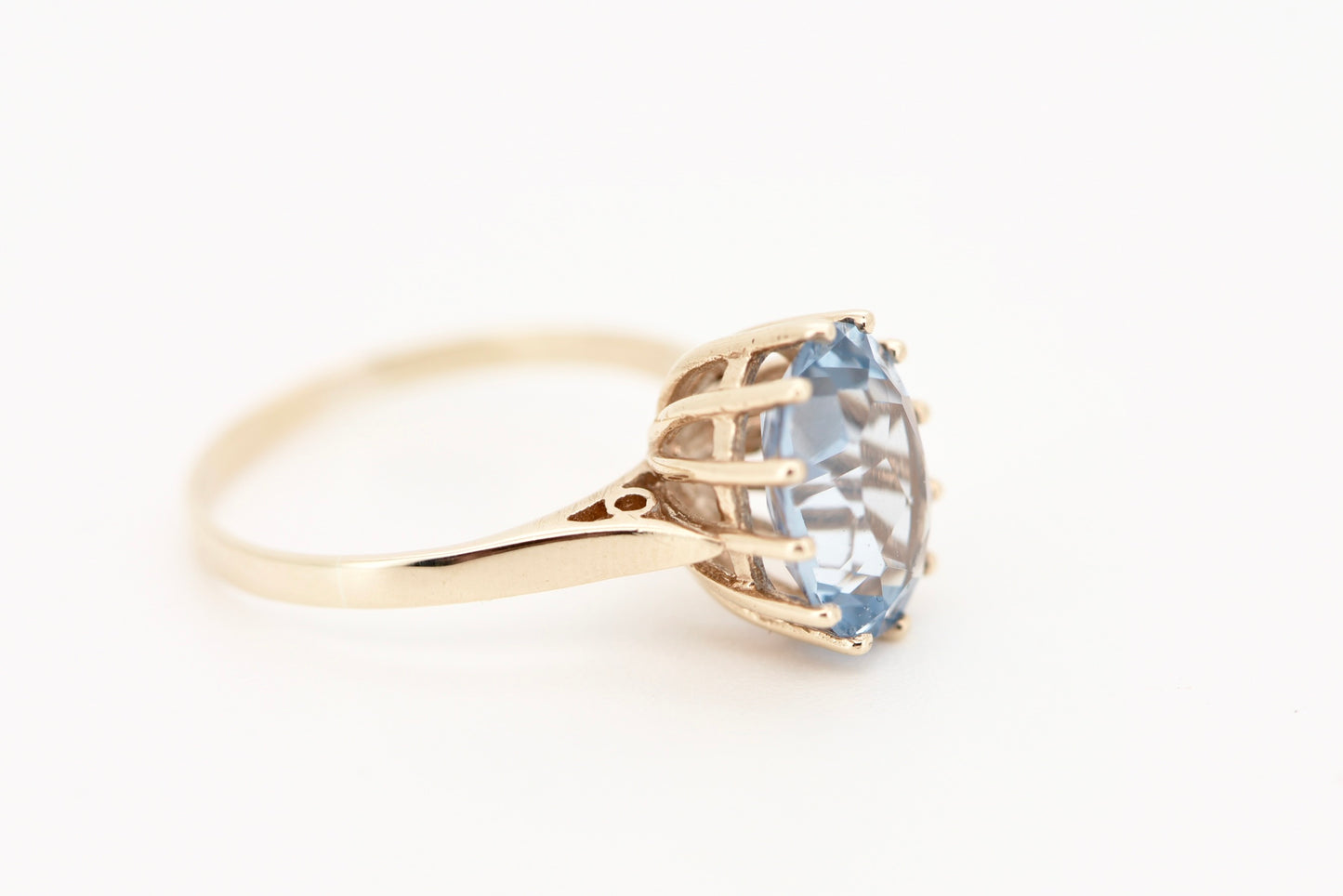 9ct yellow gold ring with blue stone