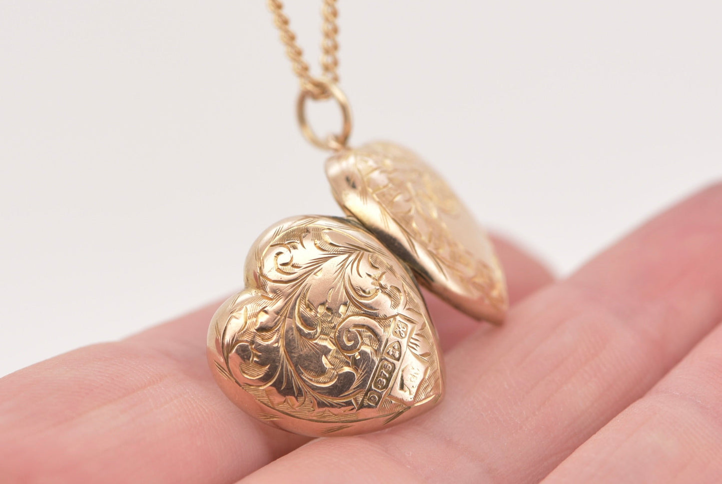 Antique 9ct etched heart locket - 1908 Chester hallmarks