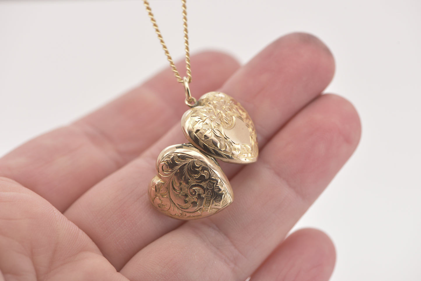 Antique 9ct etched heart locket - 1908 Chester hallmarks