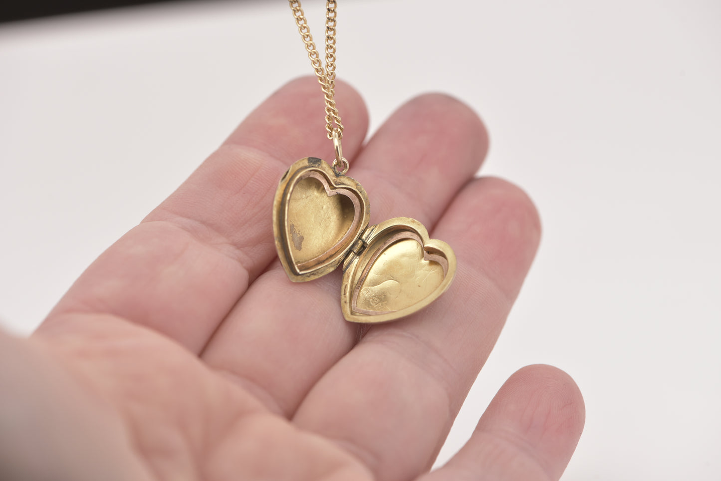 Antique 9ct etched heart locket - 1908 Chester hallmarks