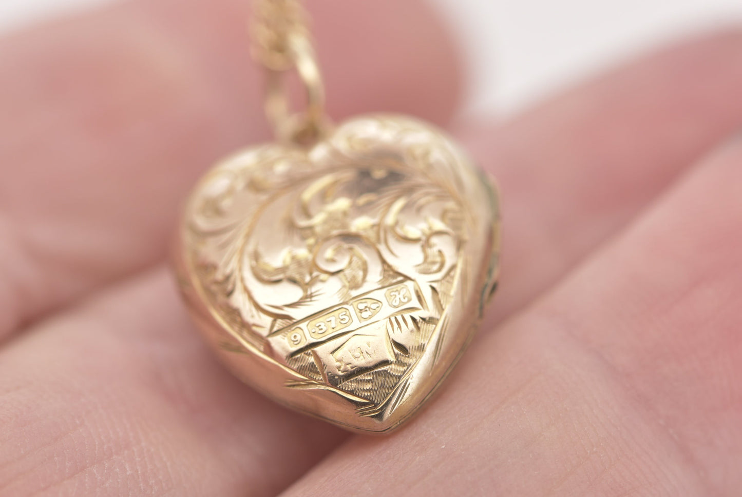 Antique 9ct etched heart locket - 1908 Chester hallmarks