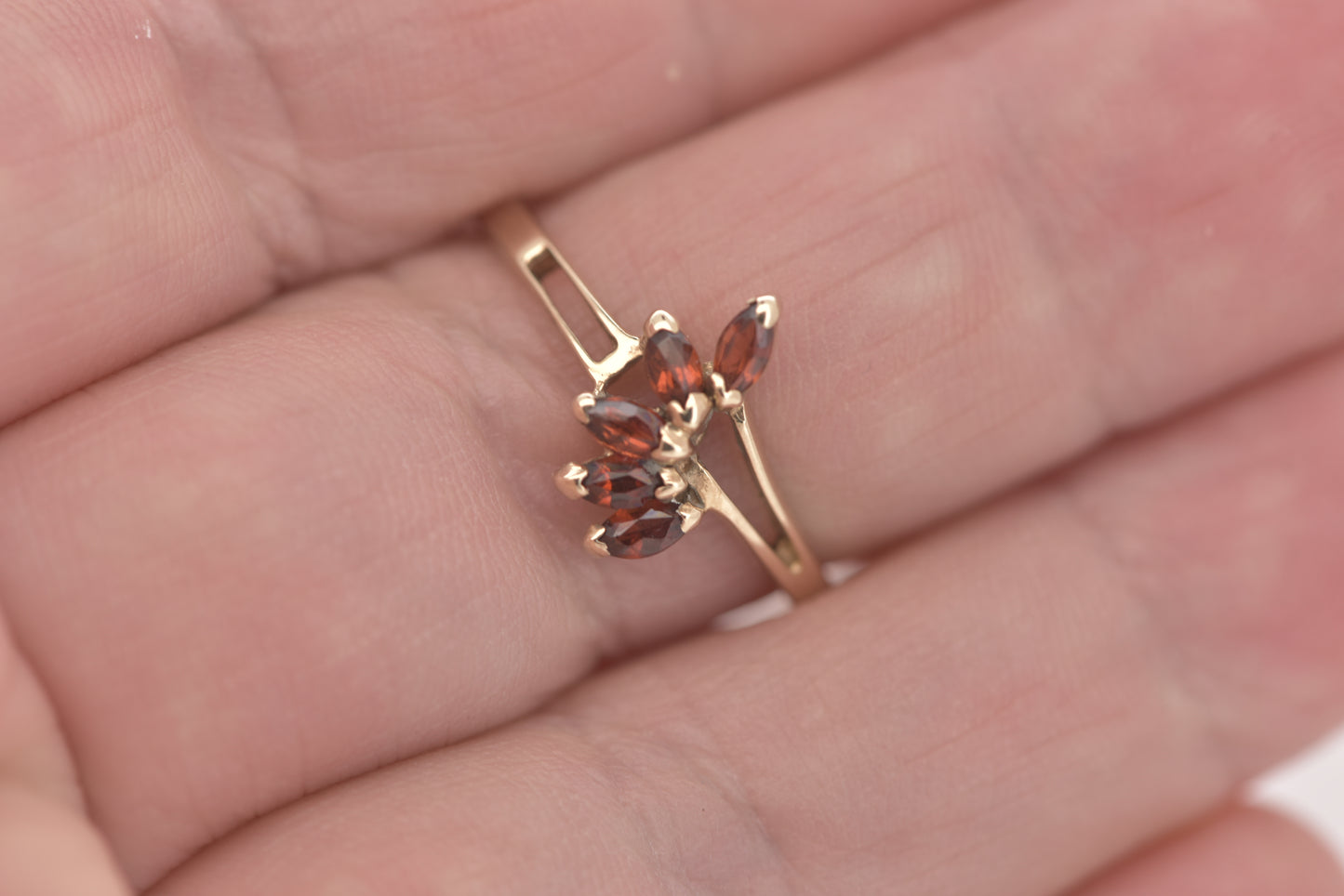 Sujo - 9ct vintage garnet yellow gold ring